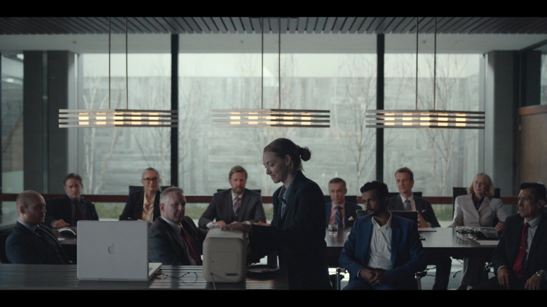 Apple iBook G4 White Laptop Used by Amanda Seyfried as Elizabeth Holmes in The Dropout S01E02 Satori (8)