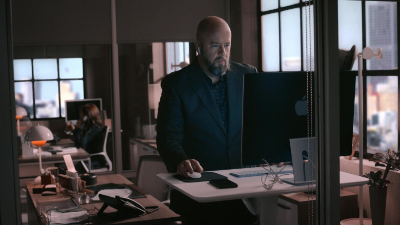 Apple iMac 24-inch with Retina 4.5K display with M1 chip Used by Chris Sullivan as Toby Damon in This Is Us S06E09 The Hill (2022)