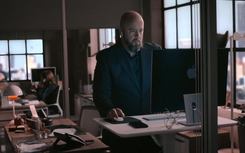Apple iMac 24-inch with Retina 4.5K display with M1 chip Used by Chris Sullivan as Toby Damon in This Is Us S06E09 The Hill (2022)