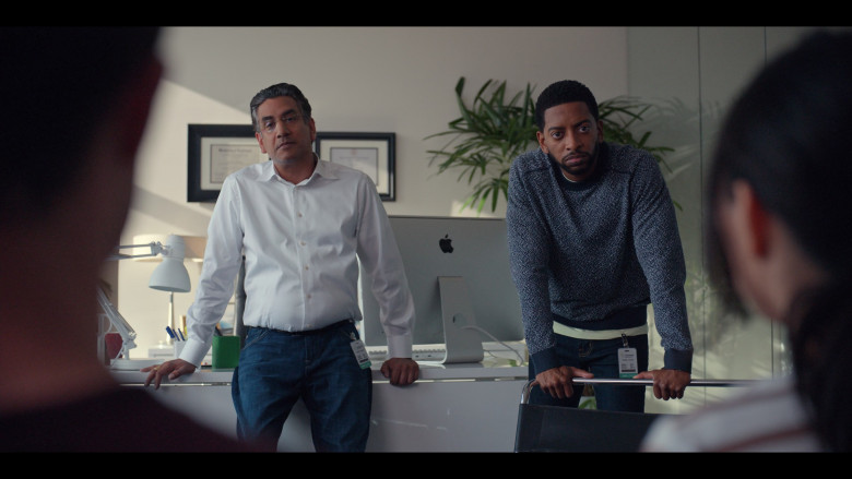 Apple iMac AIO Computer of Naveen Andrews as Sunny Balwani in The Dropout S01E06 Iron Sisters (1)