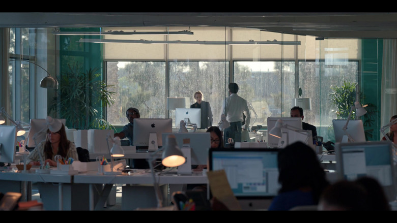 Apple iMac All-In-One Computers Used by Cast Members in The Dropout S01E04 Old White Men (4)