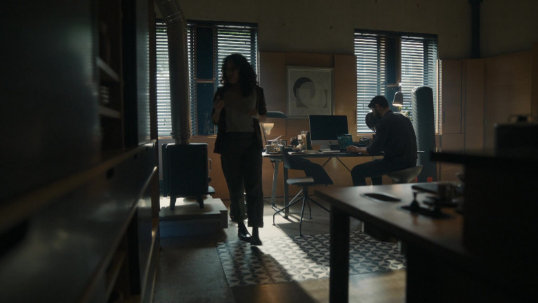 Apple iMac Computer in Killing Eve S04E03 A Rainbow in Beige Boots (1)