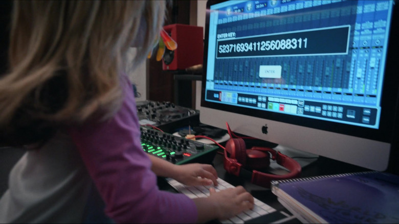 Apple iMac Computers in The Afterparty S01E08 Maggie (2)