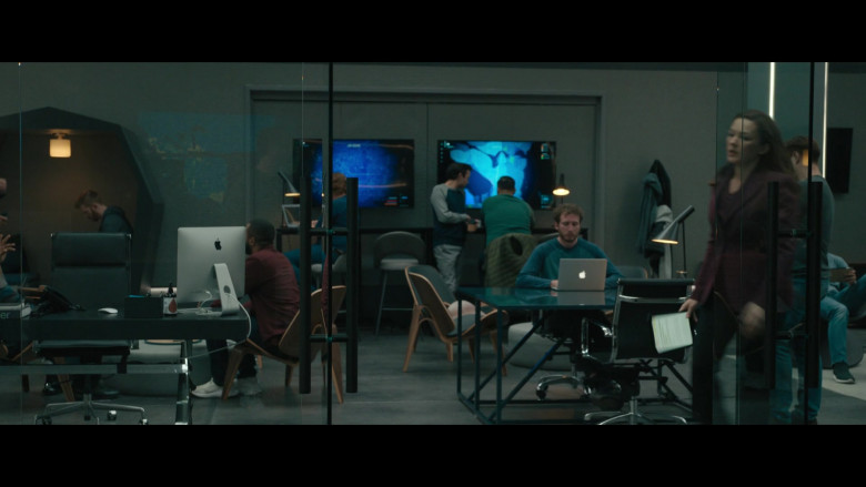Apple iMac PC and MacBook Laptop in Super Pumped S01E05 The Charm Offensive (2022)