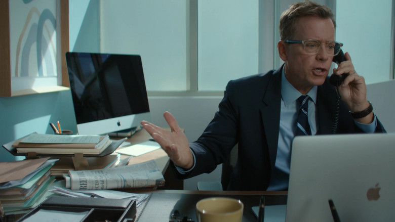 Apple iMac PC and MacBook Laptop of Greg Kinnear as Terry Phelps in Shining Vale S01E03 Chapter Three – The Yellow Wallpaper (1)