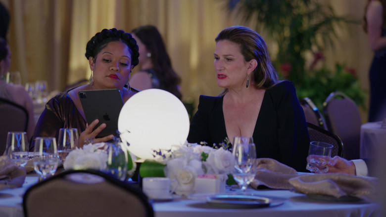 Apple iPad Tablet in American Auto S01E09 Charity Dinner (2)