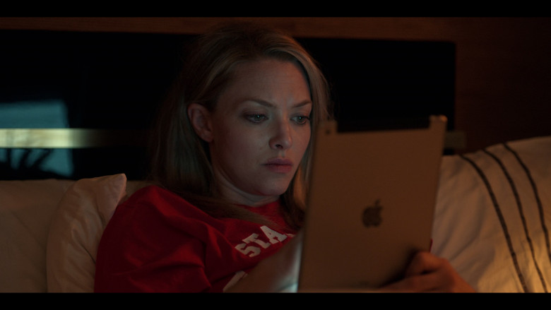 Apple iPad Tablet of Amanda Seyfried as Elizabeth Holmes in The Dropout S01E06 Iron Sisters (1)