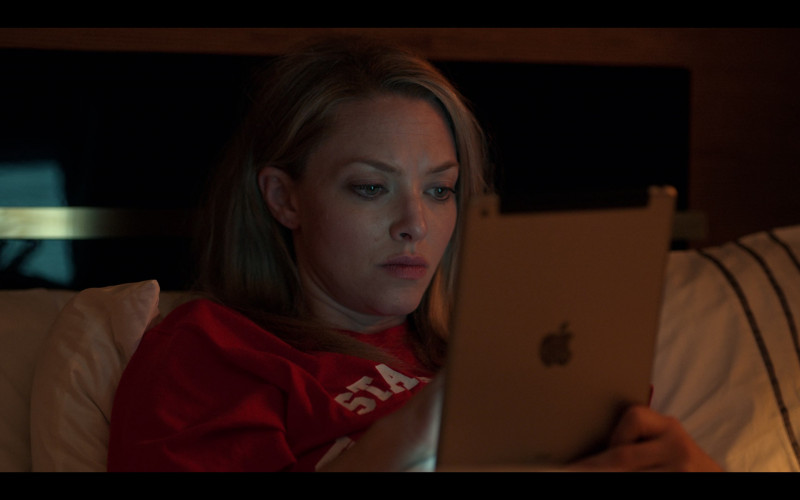 Apple iPad Tablet of Amanda Seyfried as Elizabeth Holmes in The Dropout S01E06 Iron Sisters (1)