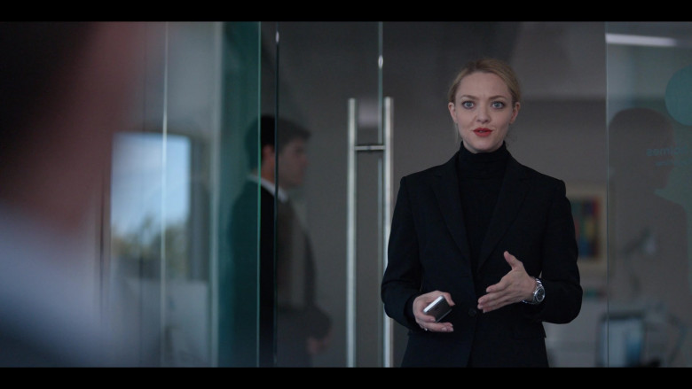 Apple iPhone Smartphone Held by Amanda Seyfried as Elizabeth Holmes in The Dropout S01E07 Heroes (2022)