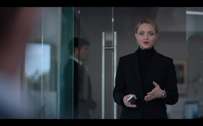 Apple iPhone Smartphone Held by Amanda Seyfried as Elizabeth Holmes in The Dropout S01E07 Heroes (2022)