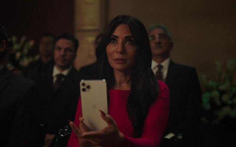 Apple iPhone Smartphone in Riverdale S06E07 Chapter One Hundred and Two Death at a Funeral (2022)