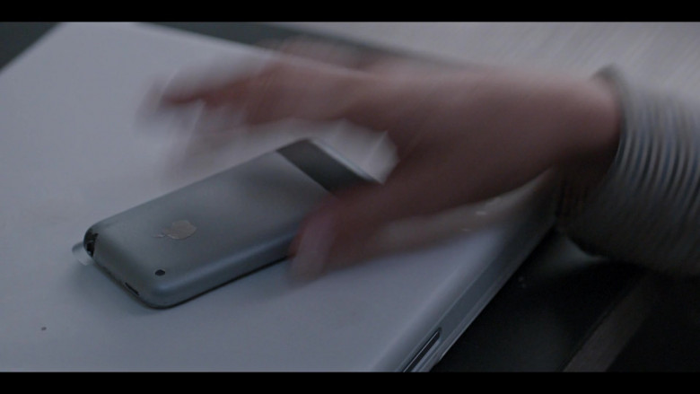 Apple iPhone Smartphone of Amanda Seyfried as Elizabeth Holmes in The Dropout S01E03 Green Juice (1)