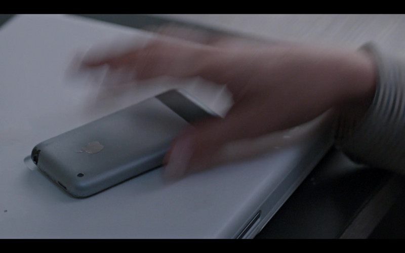 Apple iPhone Smartphone of Amanda Seyfried as Elizabeth Holmes in The Dropout S01E03 Green Juice (1)