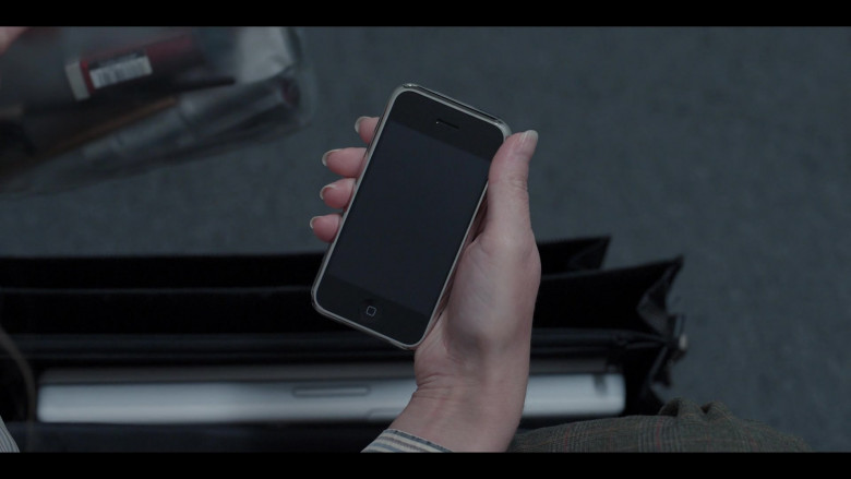 Apple iPhone Smartphone of Amanda Seyfried as Elizabeth Holmes in The Dropout S01E03 Green Juice (2)