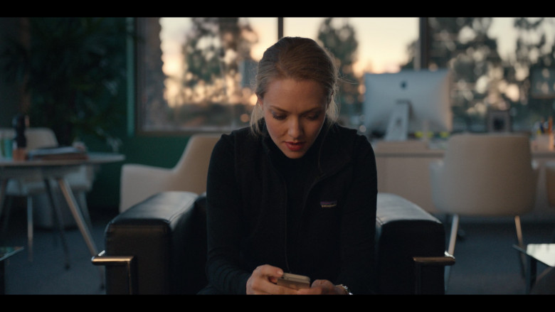 Apple iPhone Smartphone of Amanda Seyfried as Elizabeth Holmes in The Dropout S01E06 Iron Sisters (2022)