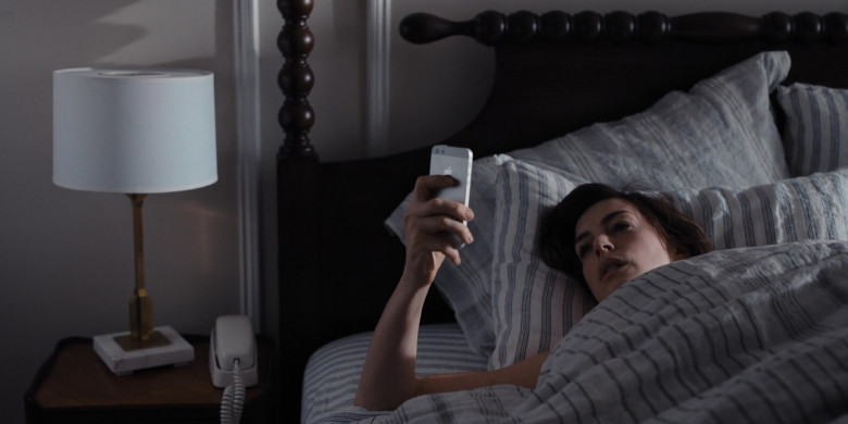 Apple iPhone Smartphone of Anne Hathaway as Rebekah Neumann in WeCrashed S01E03 Summer Camp (1)