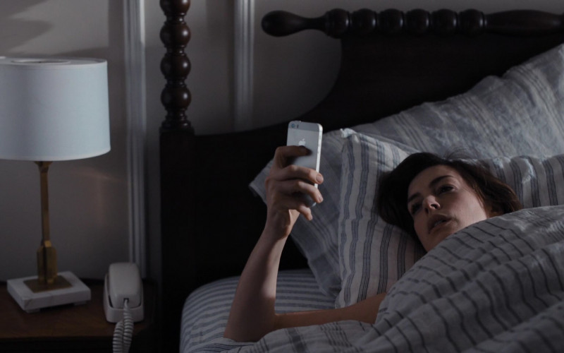 Apple iPhone Smartphone of Anne Hathaway as Rebekah Neumann in WeCrashed S01E03 Summer Camp (1)