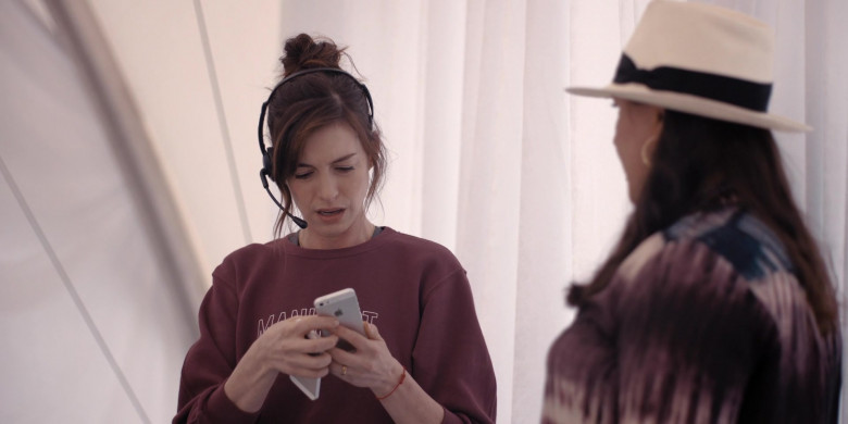 Apple iPhone Smartphone of Anne Hathaway as Rebekah Neumann in WeCrashed S01E03 Summer Camp (2)