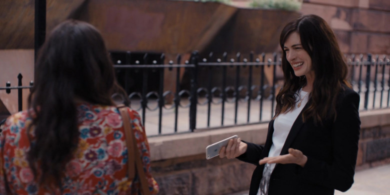Apple iPhone Smartphone of Anne Hathaway as Rebekah Neumann in WeCrashed S01E04 4.4 (2)