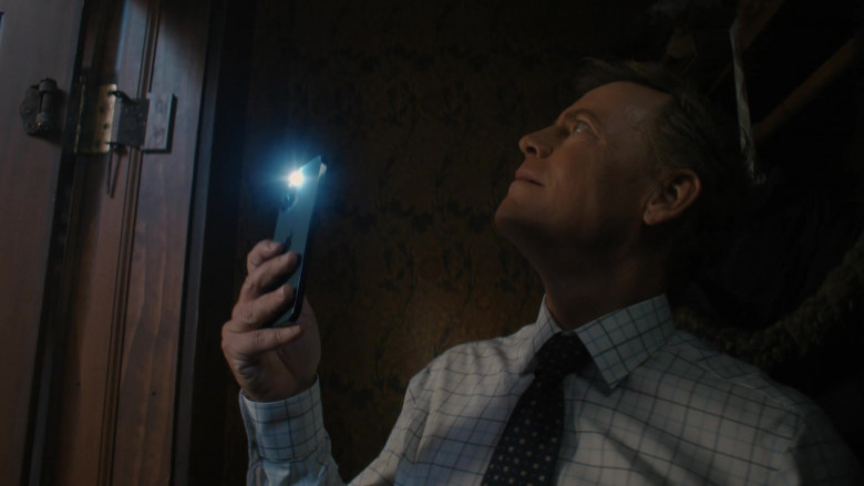 Apple iPhone Smartphone of Greg Kinnear as Terry Phelps in Shining Vale S01E02 Chapter Two – She Comes At Night (2022)