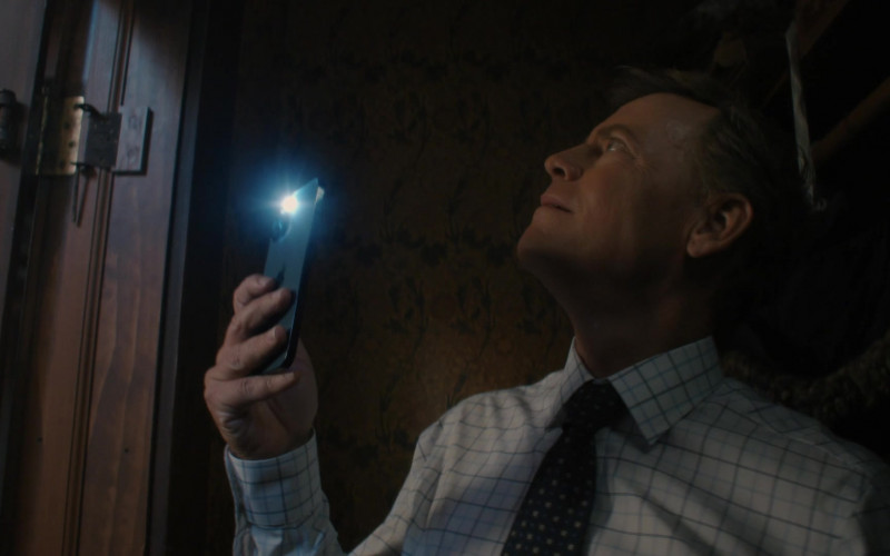Apple iPhone Smartphone of Greg Kinnear as Terry Phelps in Shining Vale S01E02 Chapter Two – She Comes At Night (2022)