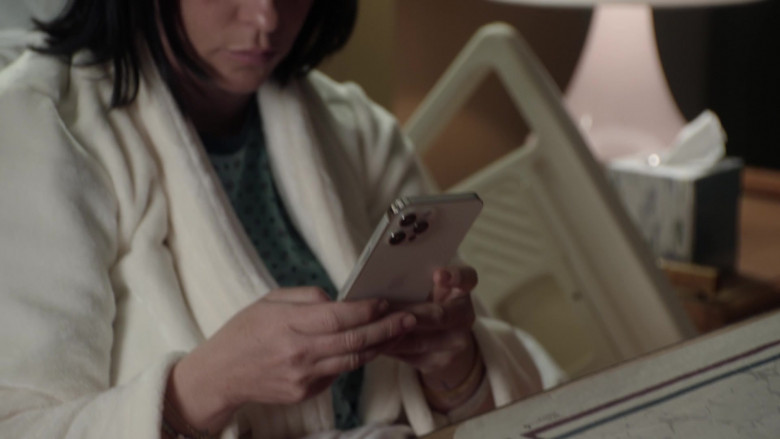 Apple iPhone Smartphone of Jennifer Love Hewitt as Maddie Kendall in 9-1-1 S05E12 Boston (2022)