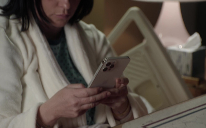 Apple iPhone Smartphone of Jennifer Love Hewitt as Maddie Kendall in 9-1-1 S05E12 Boston (2022)