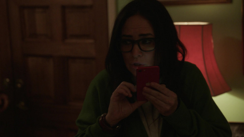 Apple iPhone Smartphone of Pamela Adlon as Sam Fox in Better Things S05E05 
