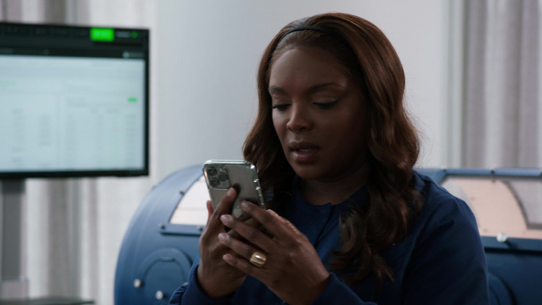 Apple iPhone Smartphone of Marlyne Barrett as Maggie Lockwood in Chicago Med S07E14 All the Things That Could Have Been (2022)