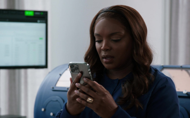 Apple iPhone Smartphone of Marlyne Barrett as Maggie Lockwood in Chicago Med S07E14 All the Things That Could Have Been (2022)