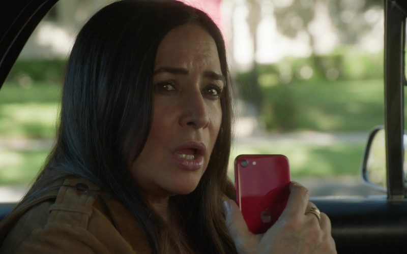 Apple iPhone Smartphone of Pamela Adlon as Sam Fox in Better Things S05E01 F… Anatoly's Mom (1)
