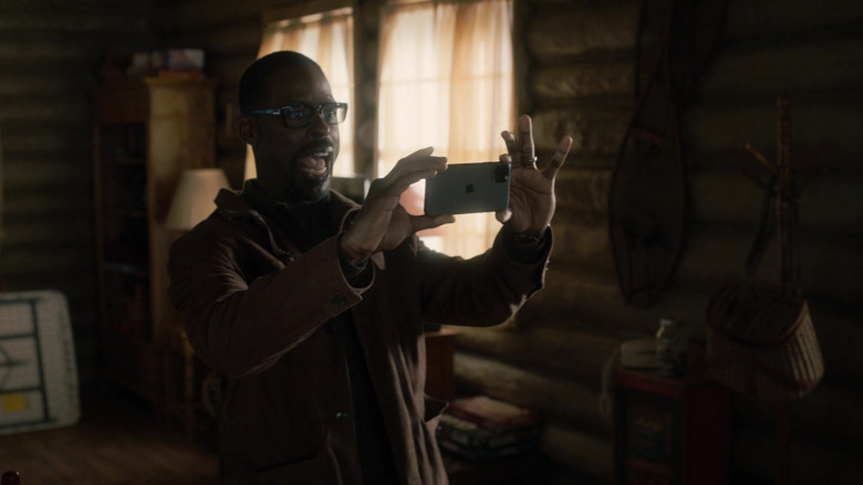 Apple iPhone Smartphone of Sterling K. Brown as Randall Pearson in This Is Us S06E07 Taboo (1)