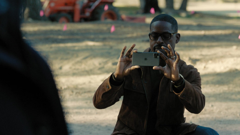 Apple iPhone Smartphone of Sterling K. Brown as Randall Pearson in This Is Us S06E07 Taboo (2)