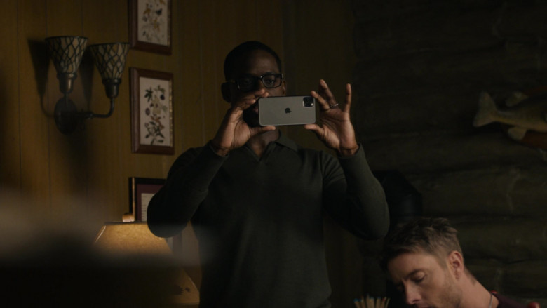 Apple iPhone Smartphone of Sterling K. Brown as Randall Pearson in This Is Us S06E07 Taboo (3)