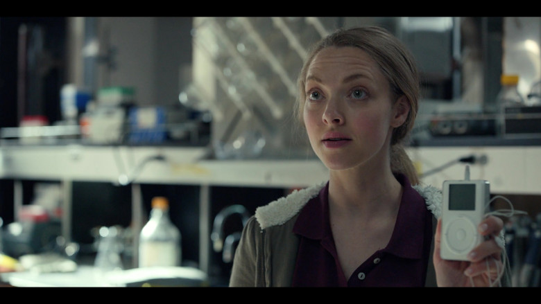 Apple iPod Media Player of Amanda Seyfried as Elizabeth Holmes in The Dropout S01E01 I'm in a Hurry (2022)