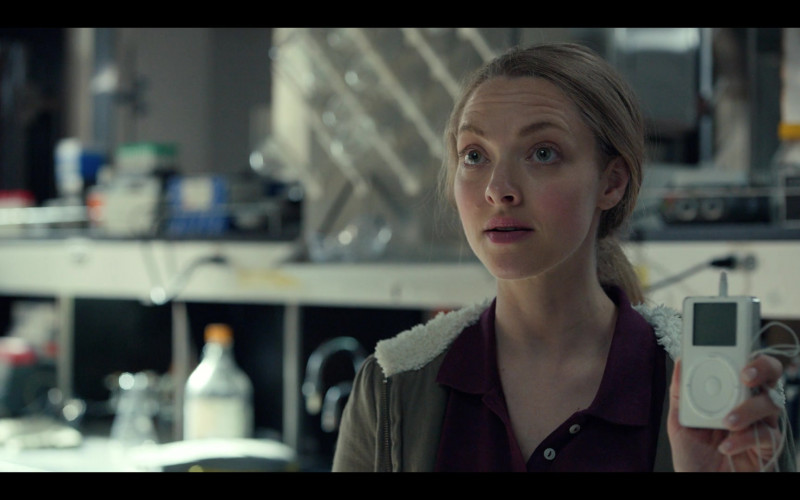 Apple iPod Media Player of Amanda Seyfried as Elizabeth Holmes in The Dropout S01E01 I’m in a Hurry (2022)