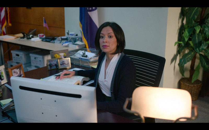 Asus Monitor in The Thing About Pam S01E02 She's a Helper (2022)