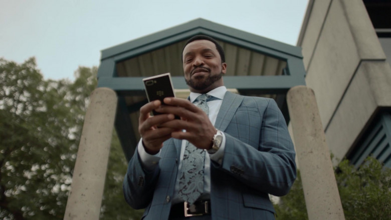 Blackberry Smartphone in Coroner S04E07 True Crime (2022)