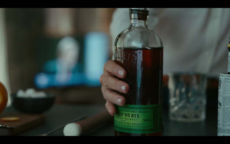 Bulleit 95 Rye Whiskey Enjoyed by Toni Collette as Laura Oliver in Pieces of Her S01E03 (2022)