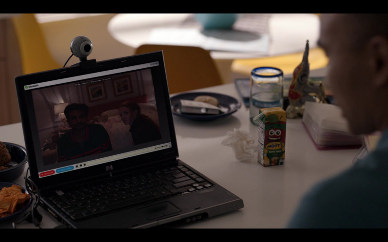 HP Laptop and Mott’s Apple Juice in The Dropout S01E02 Satori (2022)