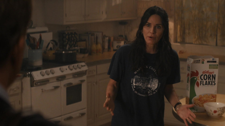 Kellogg's Corn Flakes Breakfast Cereal Enjoyed by Courteney Cox as Pat Phelps in Shining Vale S01E03 Chapter Three – The Yellow Wallpaper (2022)