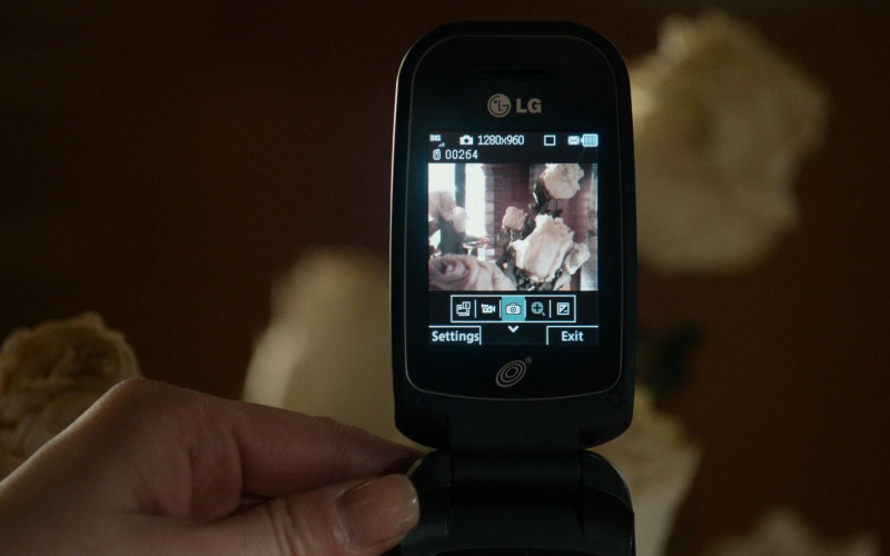 LG Flip Phone in The Blacklist S09E13 Genuine Models Inc. (2022)