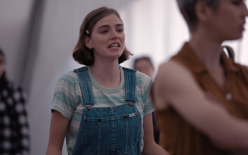 Lee Women Jeans Overalls in WeCrashed S01E03 "Summer Camp" (2022)