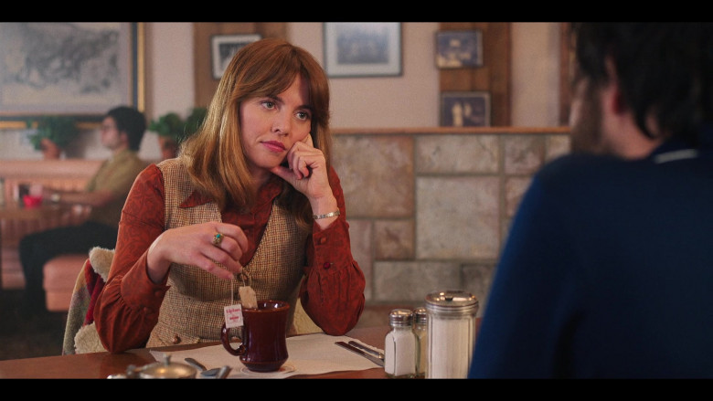 Lipton Tea Enjoyed by Ophelia Lovibond as Joyce in Minx S01E01 Pilot (2022)