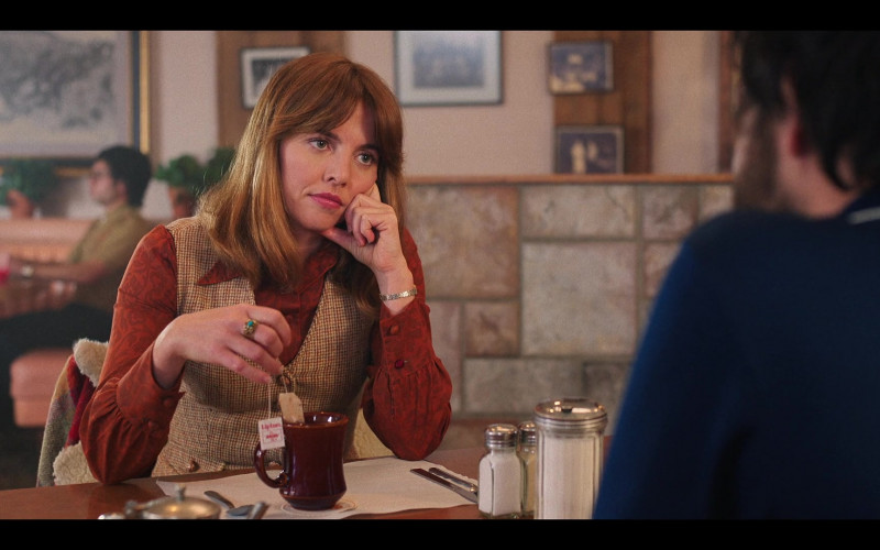 Lipton Tea Enjoyed by Ophelia Lovibond as Joyce in Minx S01E01 Pilot (2022)