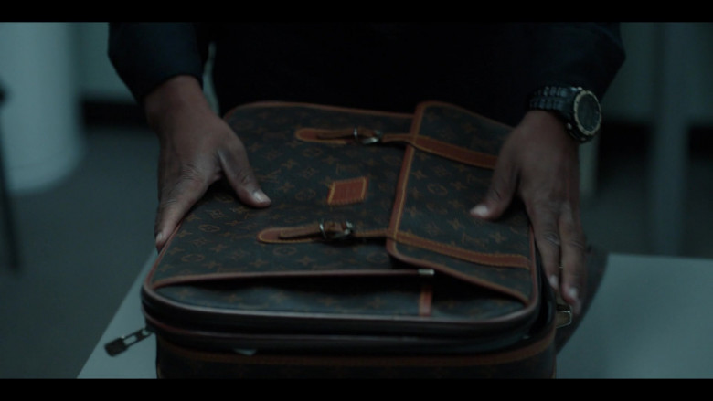 Louis Vuitton Luggage in The Dropout S01E03 Green Juice (2)