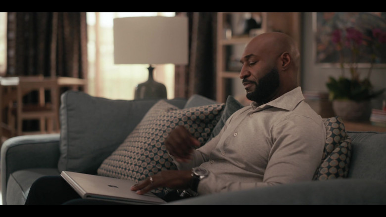 Microsoft Surface Laptop in Bel-Air S01E06 The Strength to Smile (2022)