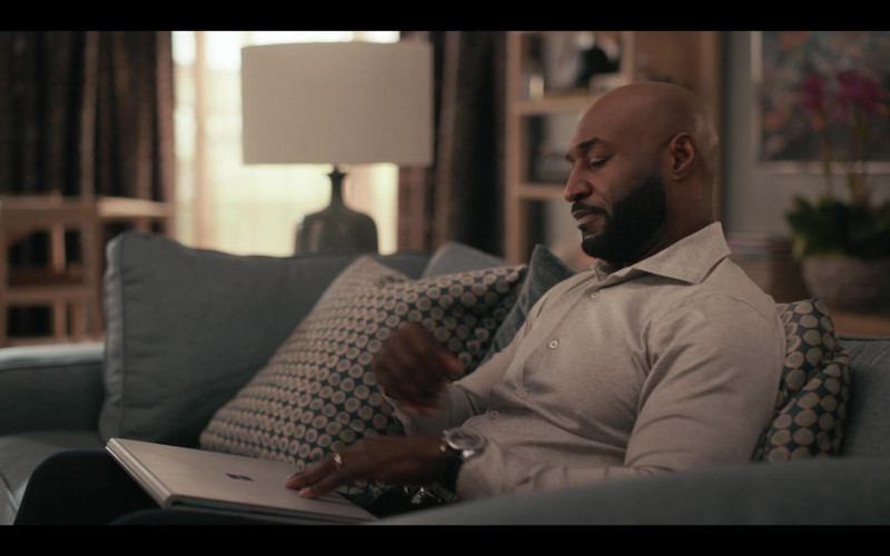 Microsoft Surface Laptop in Bel-Air S01E06 The Strength to Smile (2022)