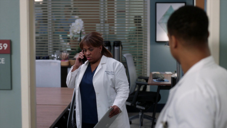 Microsoft Surface Tablet Computers in Grey's Anatomy S18E11 Legacy 2022 (1)