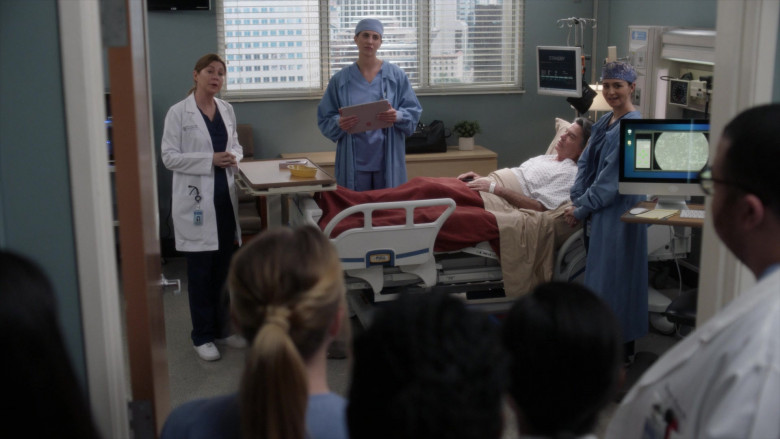 Microsoft Surface Tablet Computers in Grey's Anatomy S18E11 Legacy 2022 (4)